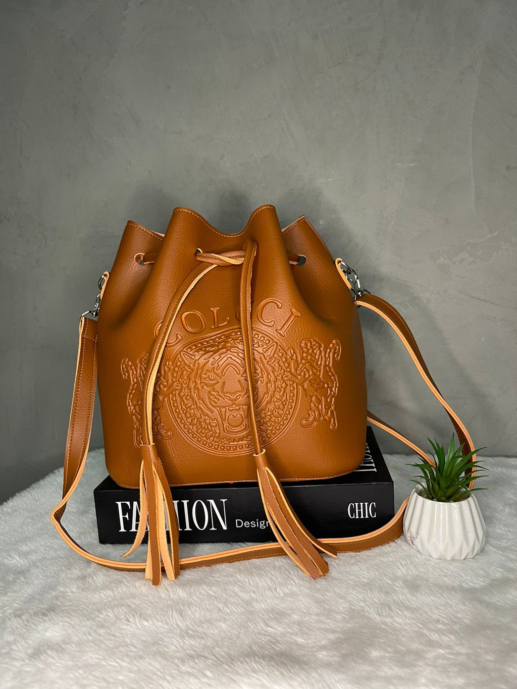 Bolsa saco Colcci leão