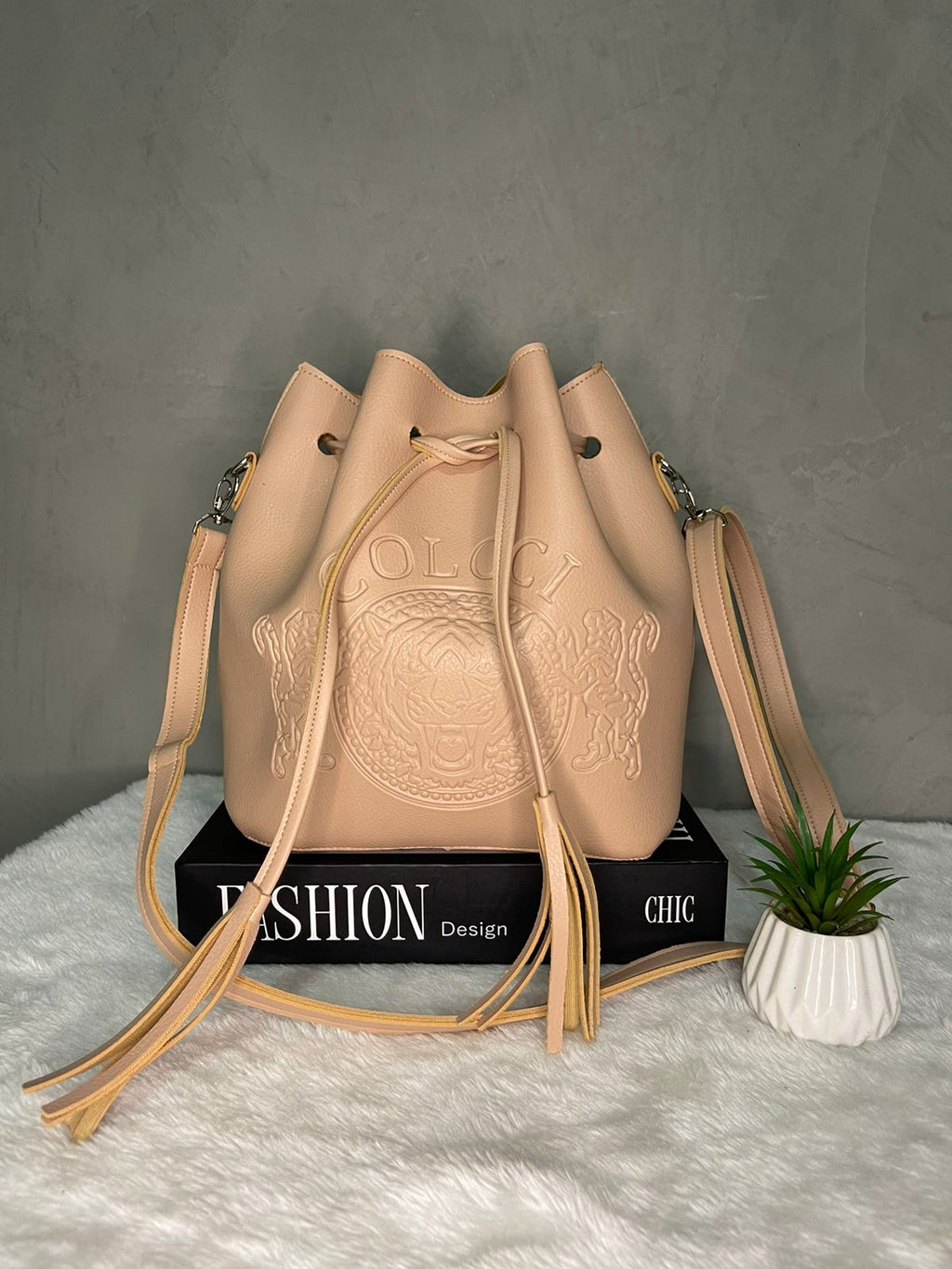 Bolsa saco Colcci leão