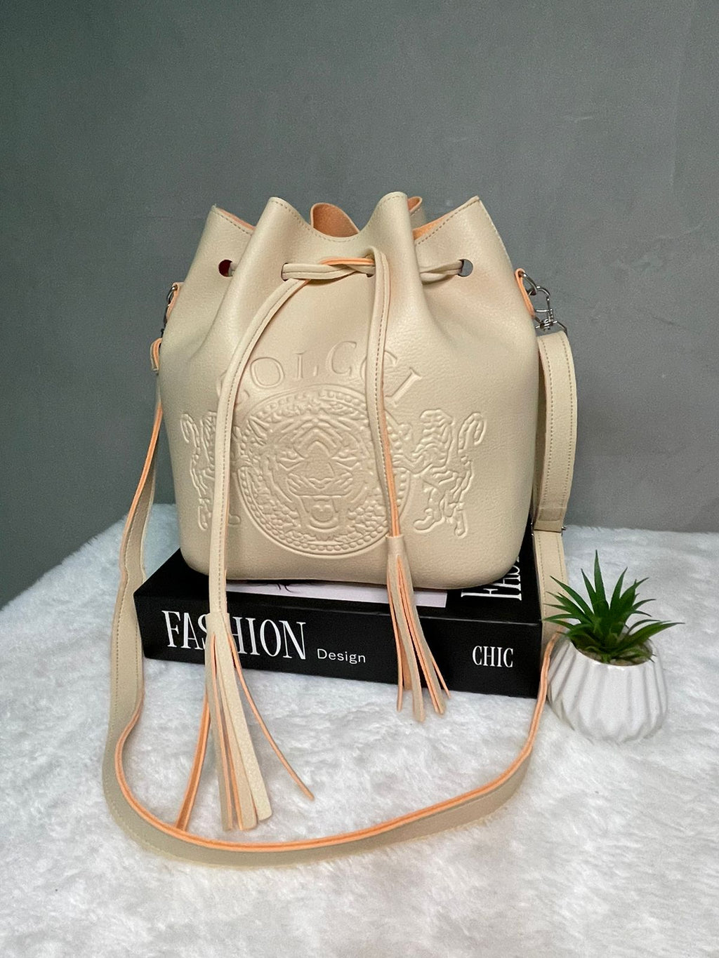 Bolsa saco Colcci leão