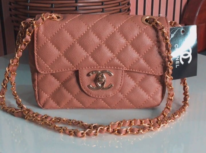 Bolsa Chanel Baby corrente dourada