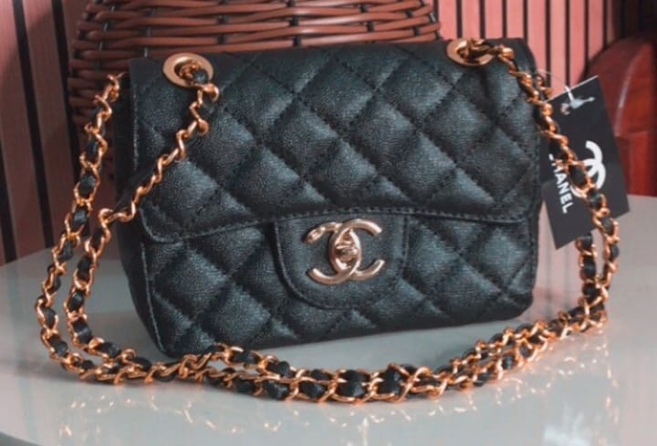 Bolsa Chanel Baby corrente dourada