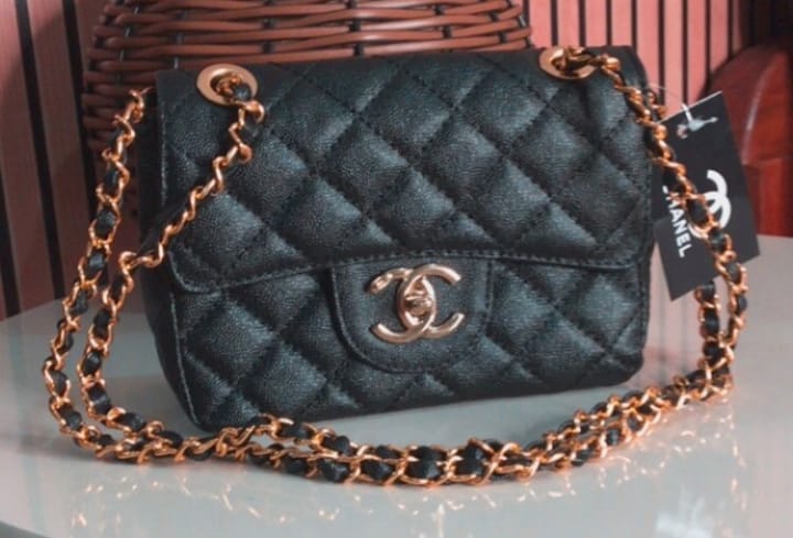 Bolsa Baby com Dourado Chanel