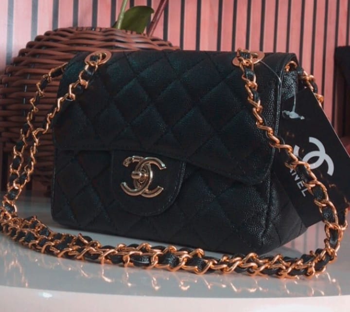 Bolsa Baby com Dourado Chanel