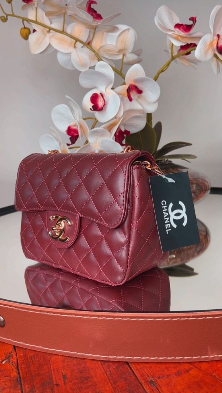 Bolsa Chanel Baby corrente dourada