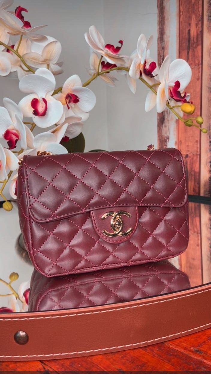 Bolsa Chanel Baby corrente dourada